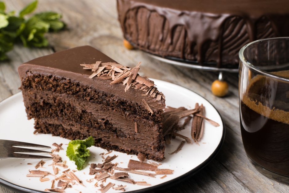 Огромный кусок шоколадного торта