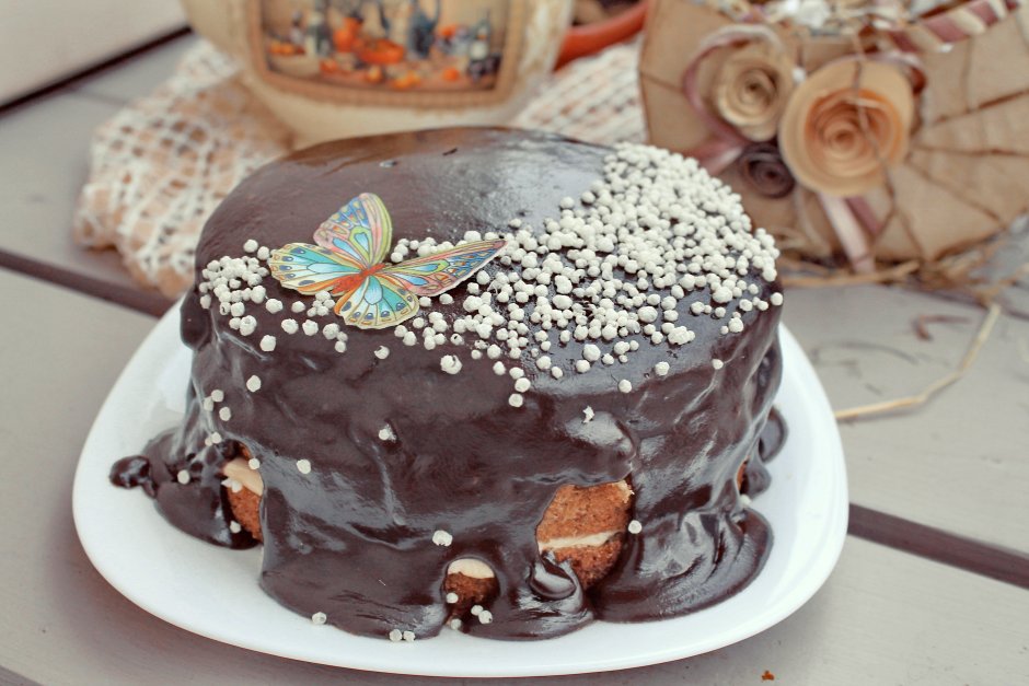 Украшение торта шоколадной глазурью