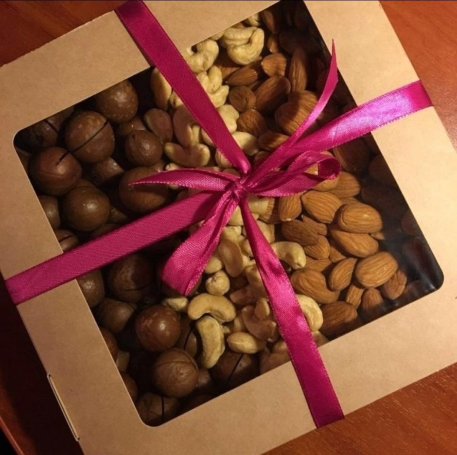Коробочка с орехами подарок