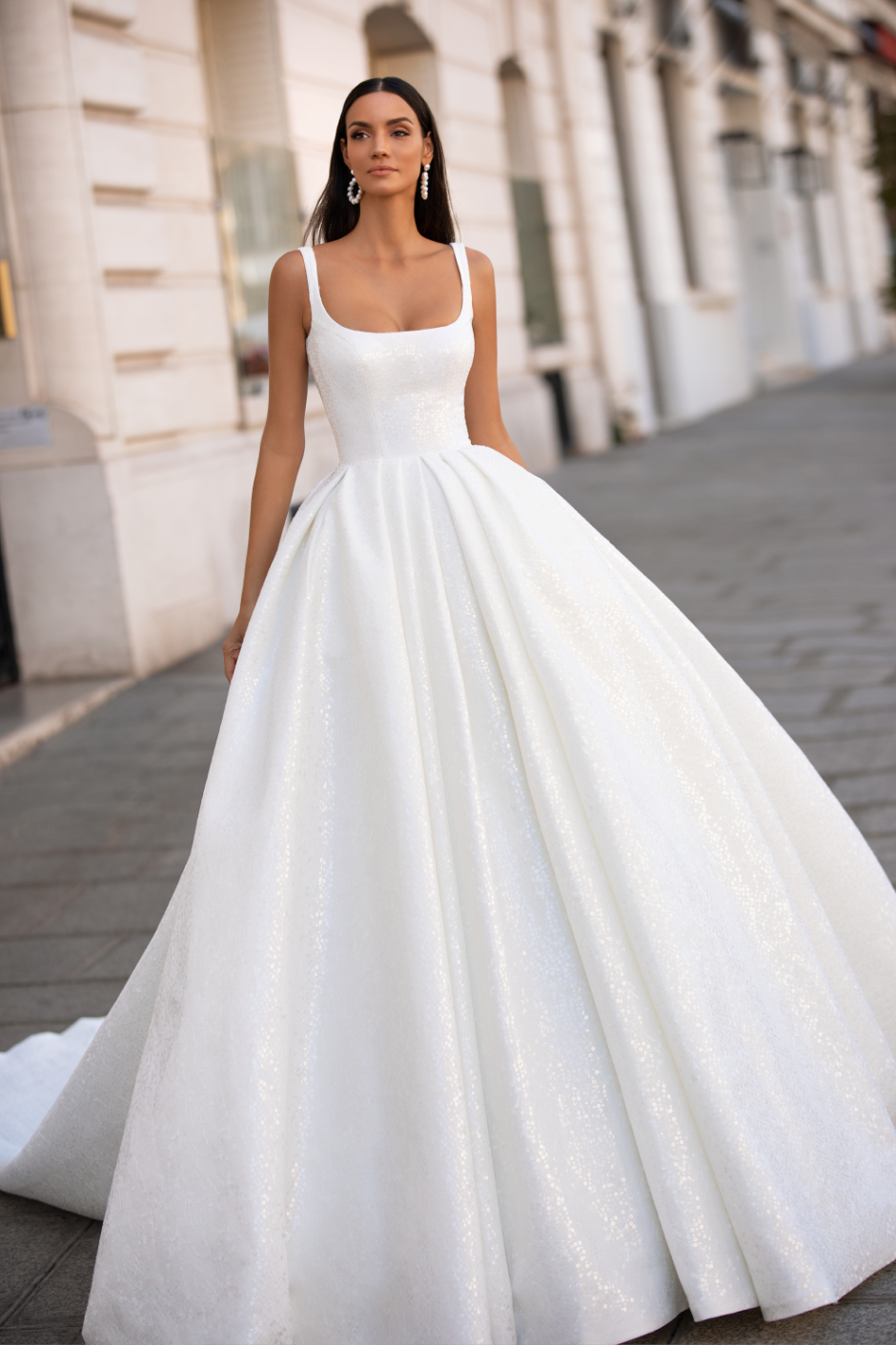 Свадебное платье с квадратным вырезом