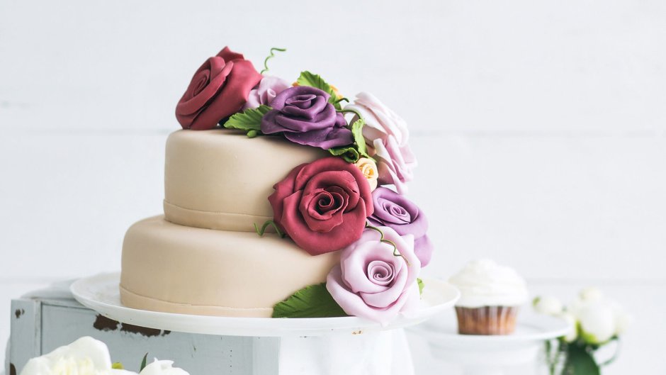 Голый торт с цветами