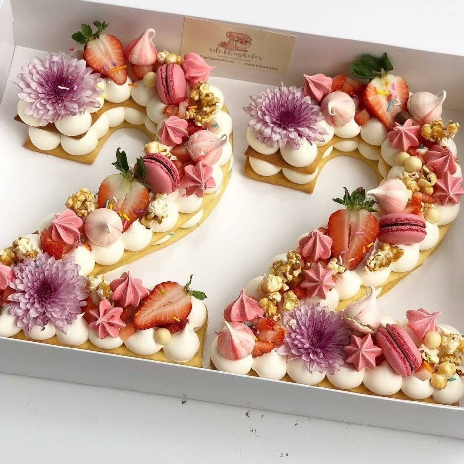 Торт цифра с живыми цветами