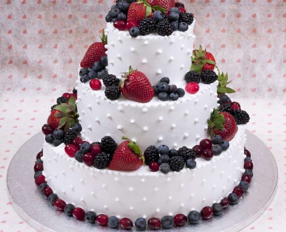 Украшение торта на белом фоне
