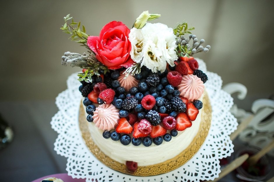 Украсить торт цветами и ягодами