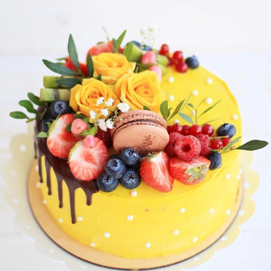 Украшение торта цветами и фруктами