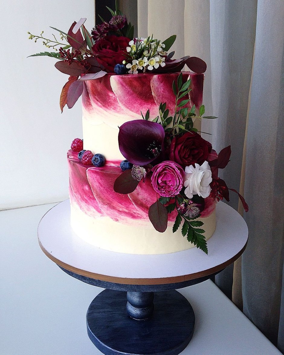 Стильный торт с живыми цветами