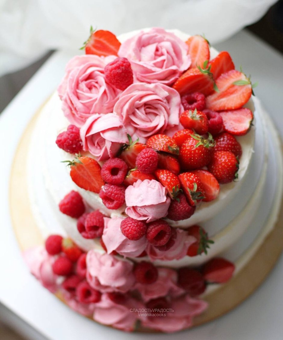 Торт с цветами и клубникой