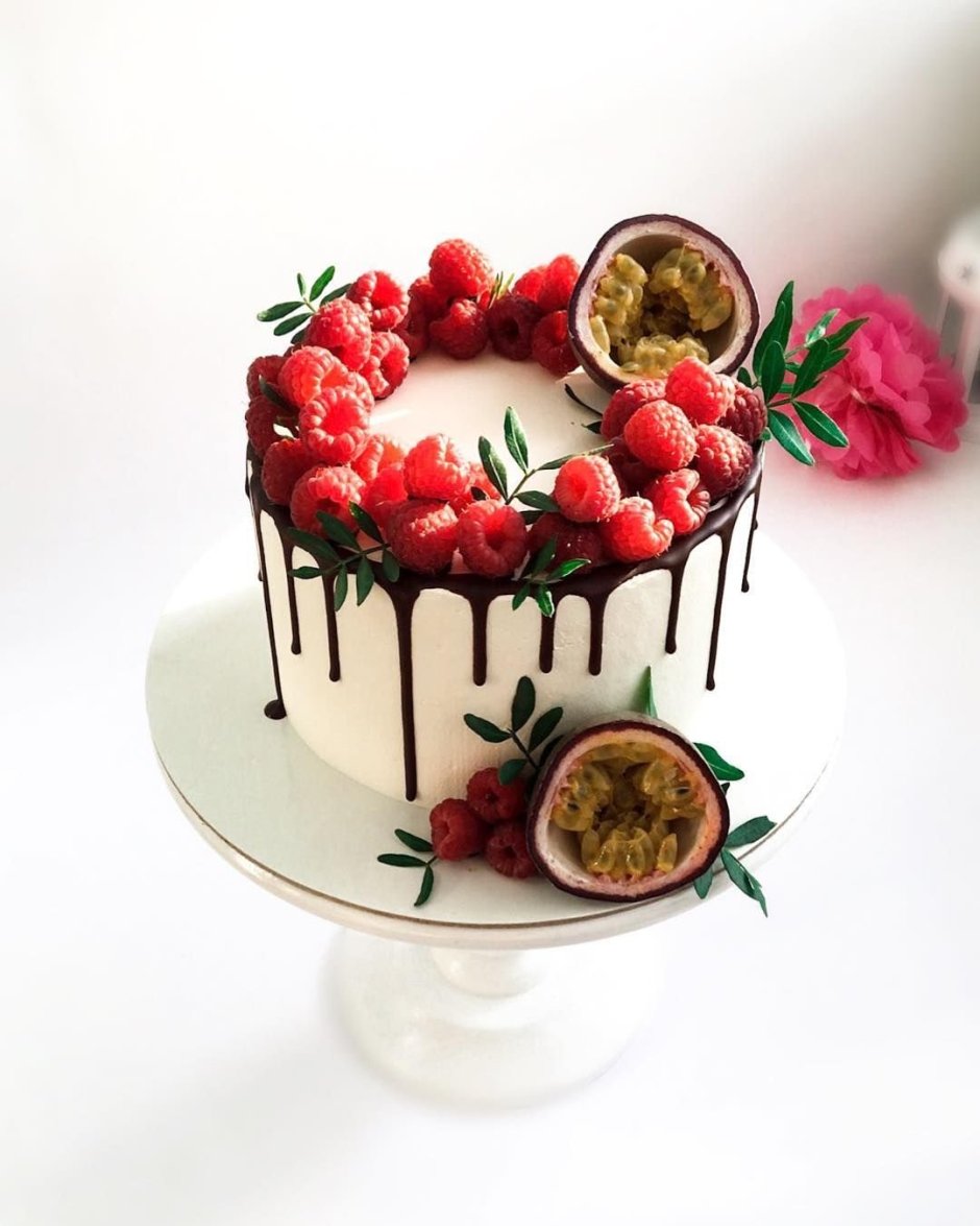 Декор торта с топпером и ягодами