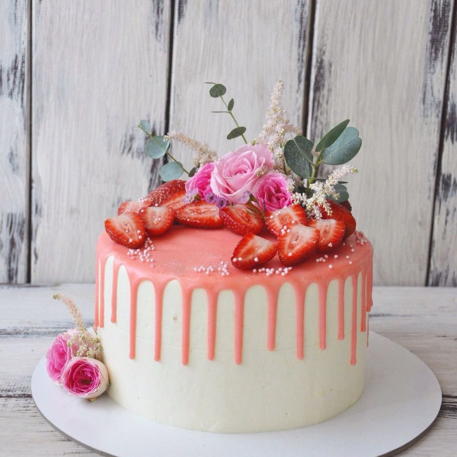 Декор торта клубникой и цветами