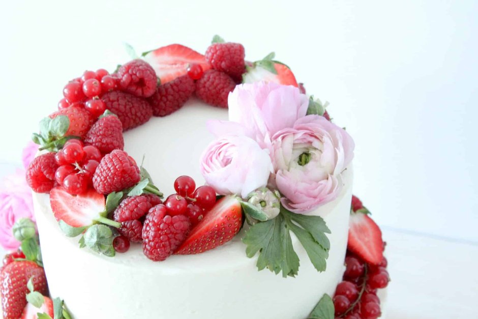 Торт цветы и ягоды