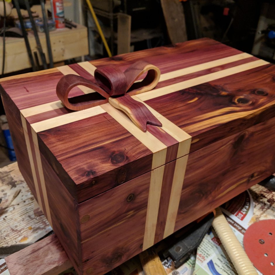Деревянная коробка для подарка