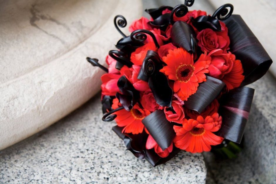 Свадебный букет из чёрных роз