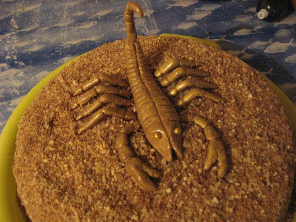Торт с фигуркой скорпиона