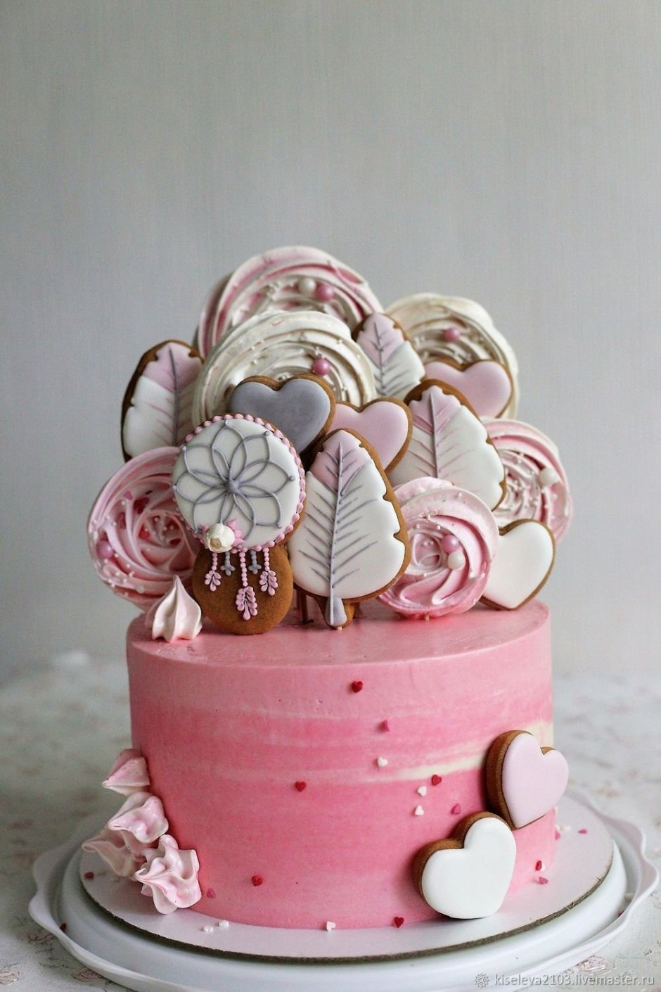 Декор торта пряниками
