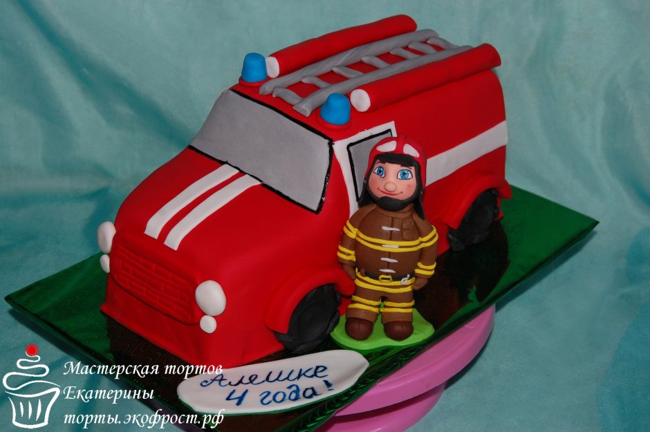 Торт в виде пожарной машины для ребенка