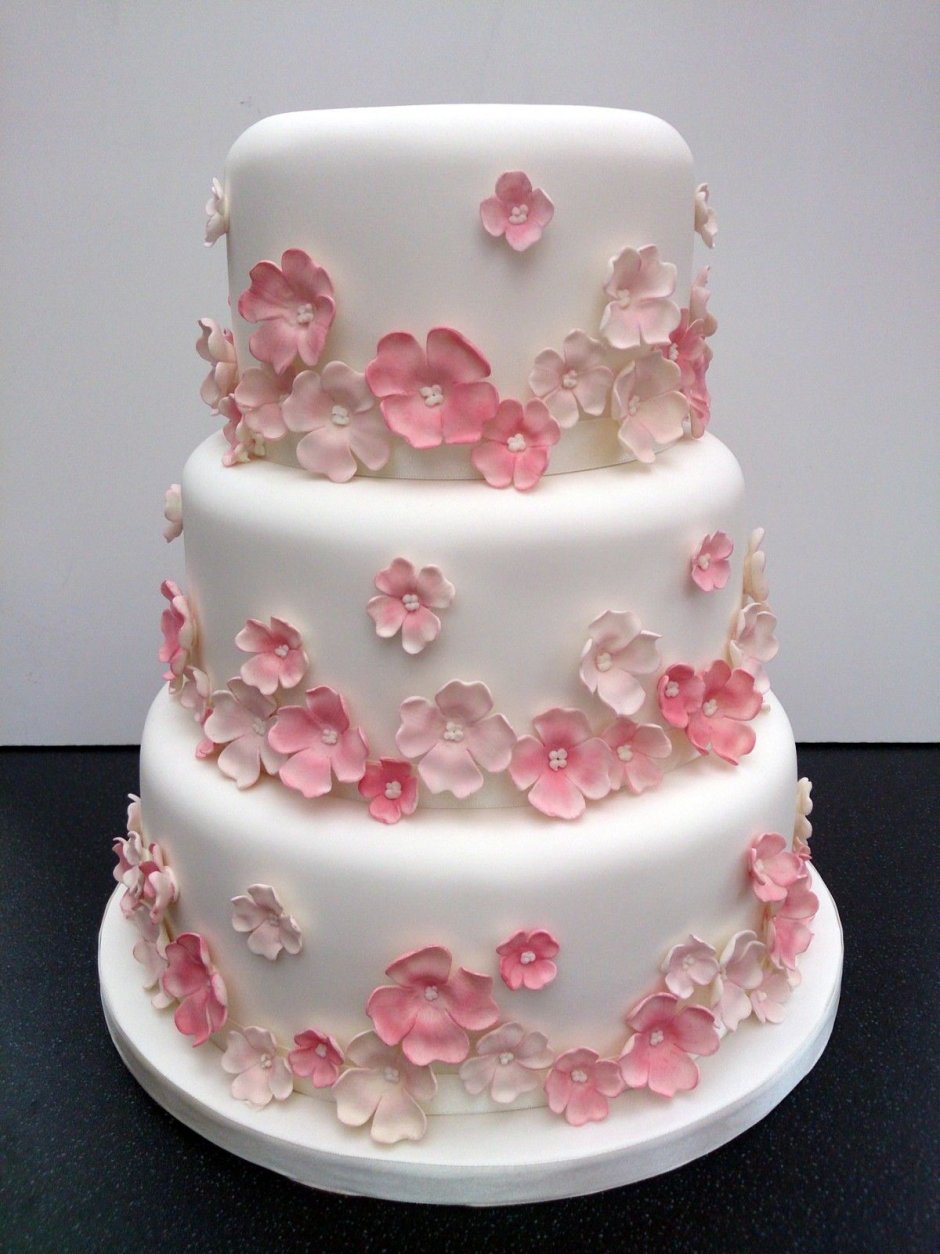 Розовый торт с мелкими цветочками