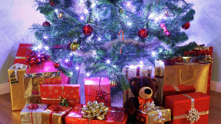 Фото коробок с подарками под елкой