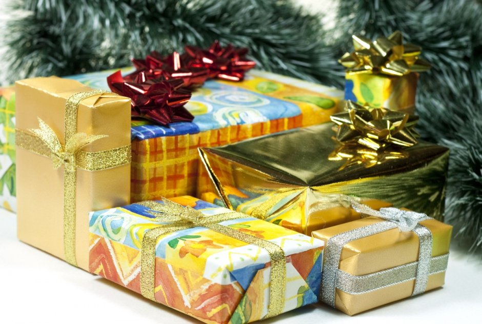Коробки с подарками под елкой