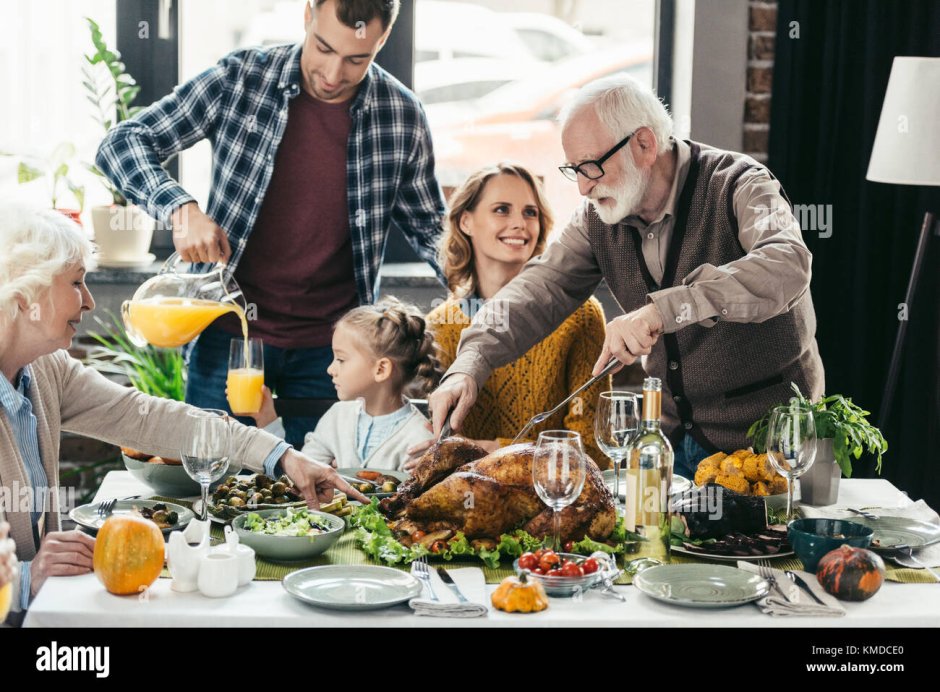 День Благодарения семья за столом взявшись за руки