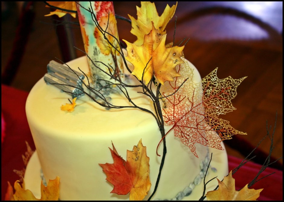 Роспись торта листьями осенними