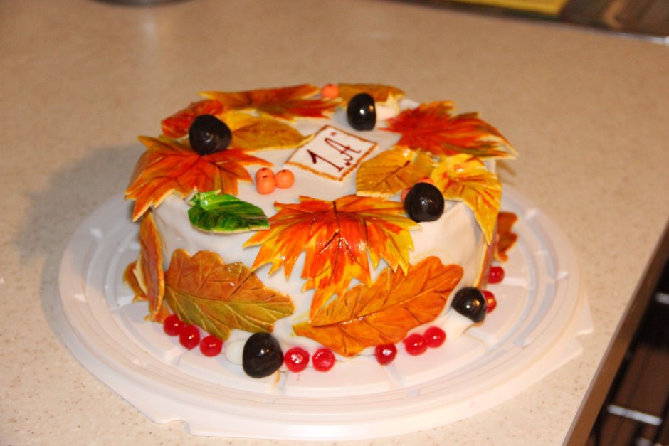 Торт с осенними листьями