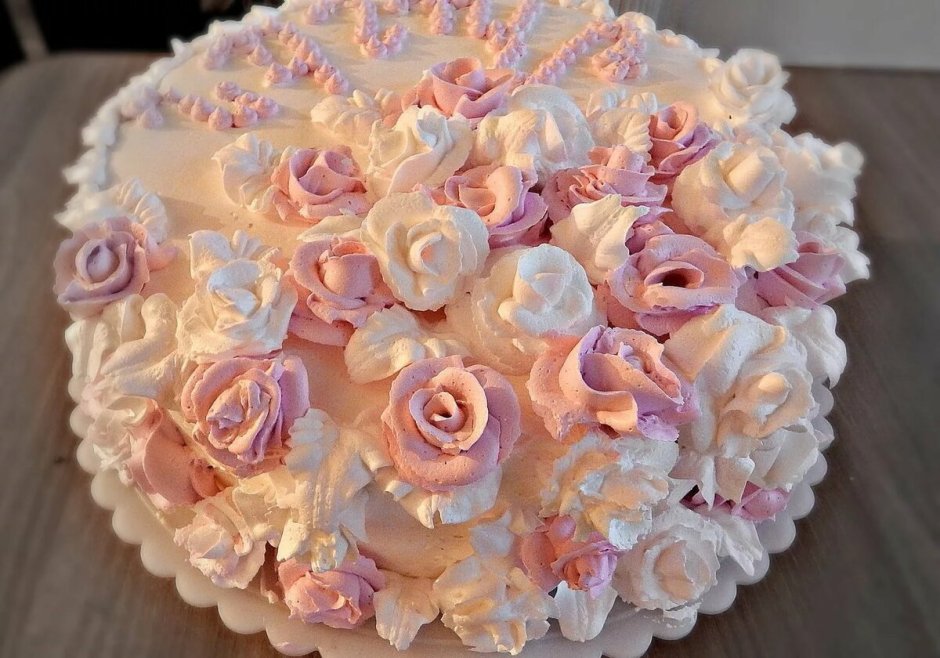 Украшение торта кремовыми розами