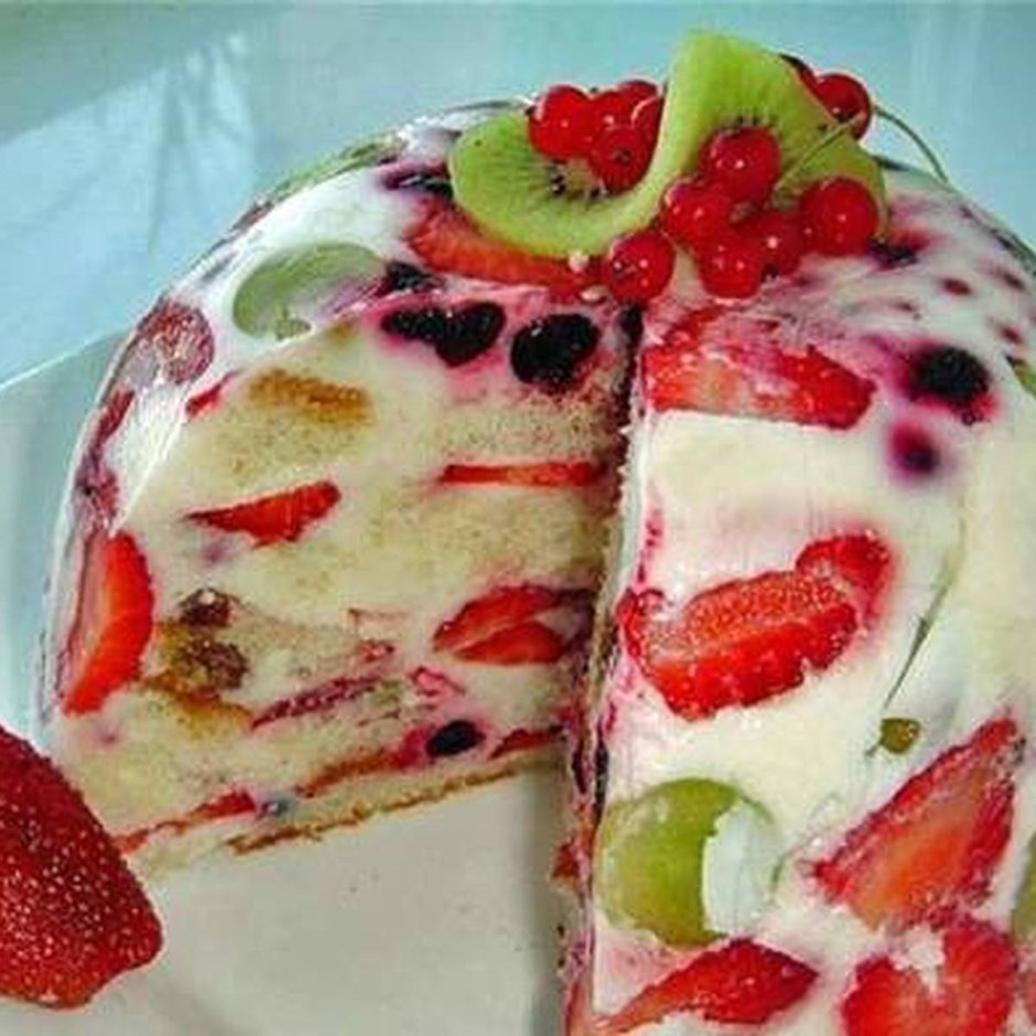 Бисквитный торт с фруктами и взбитыми сливками