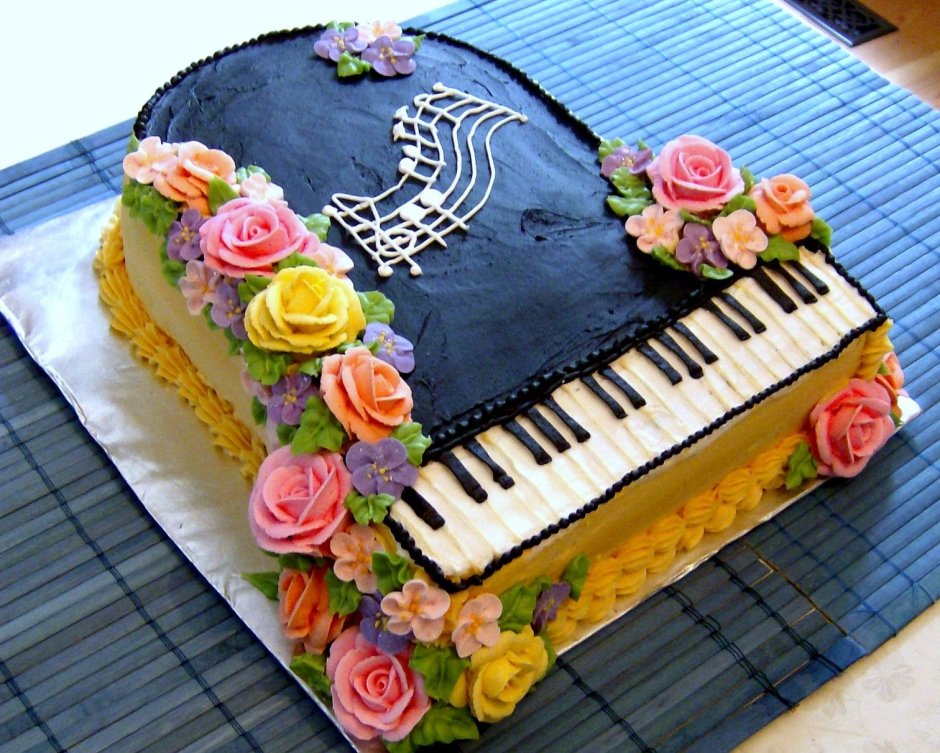 Торт кремовый в музыкальном стиле
