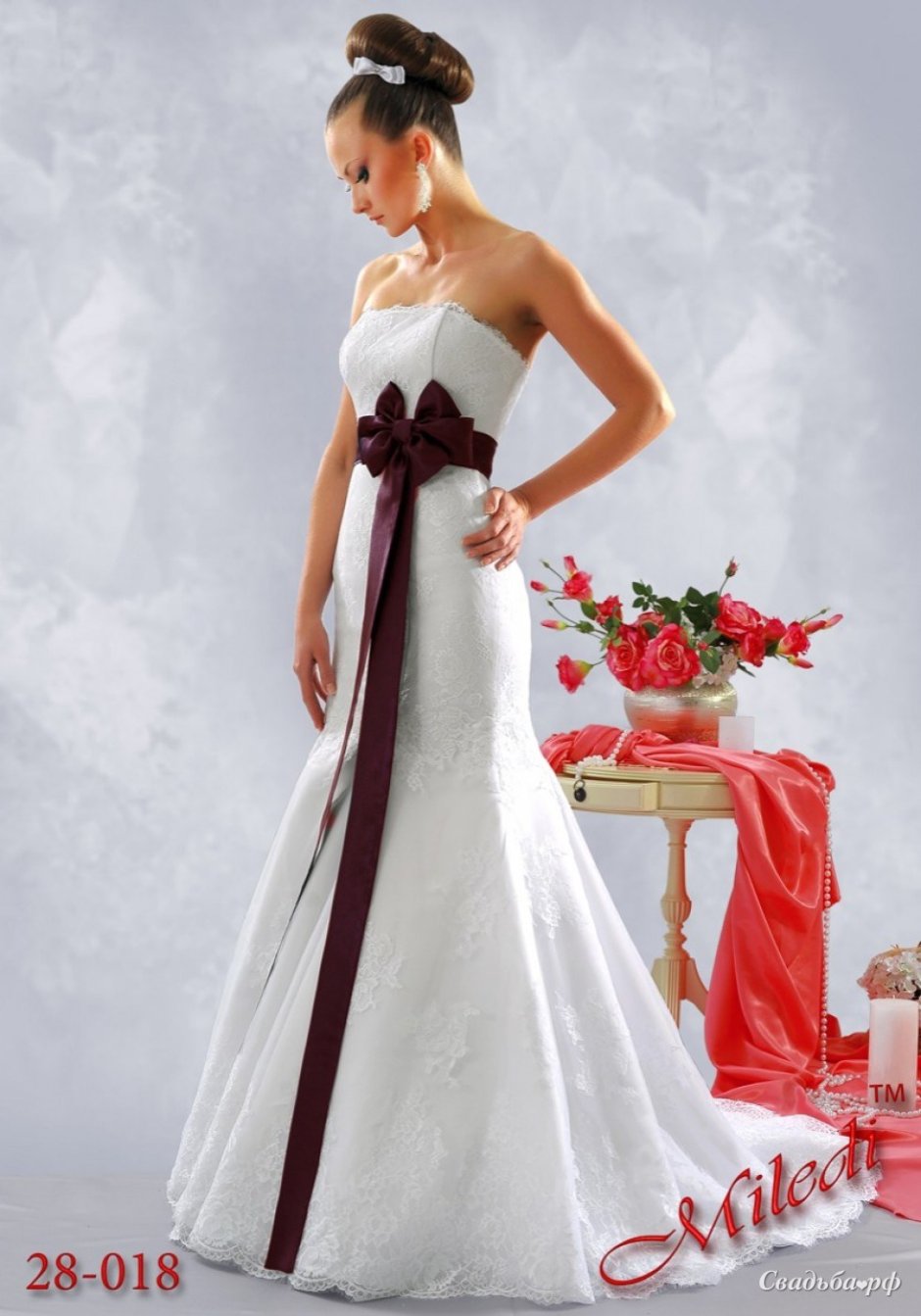 Свадебное платье с красной лентой