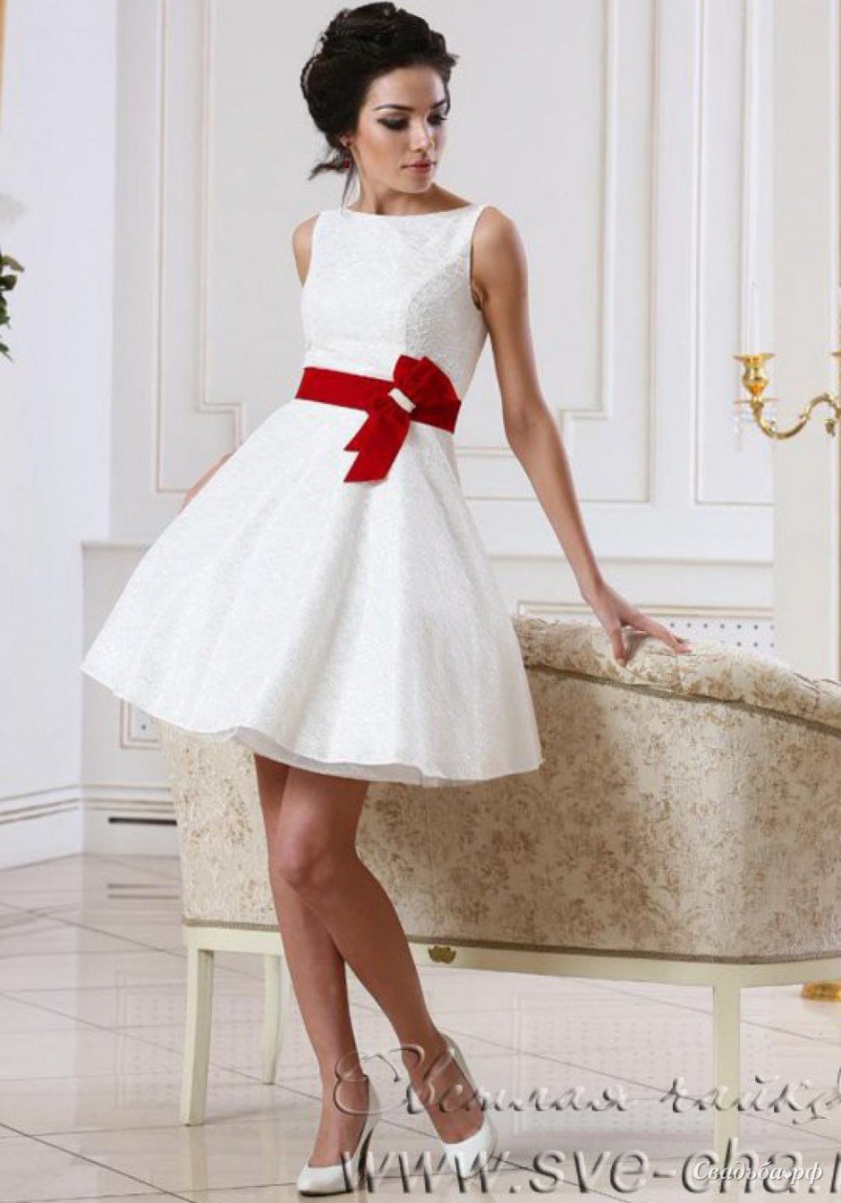 Белое платье смкраснымипоясом