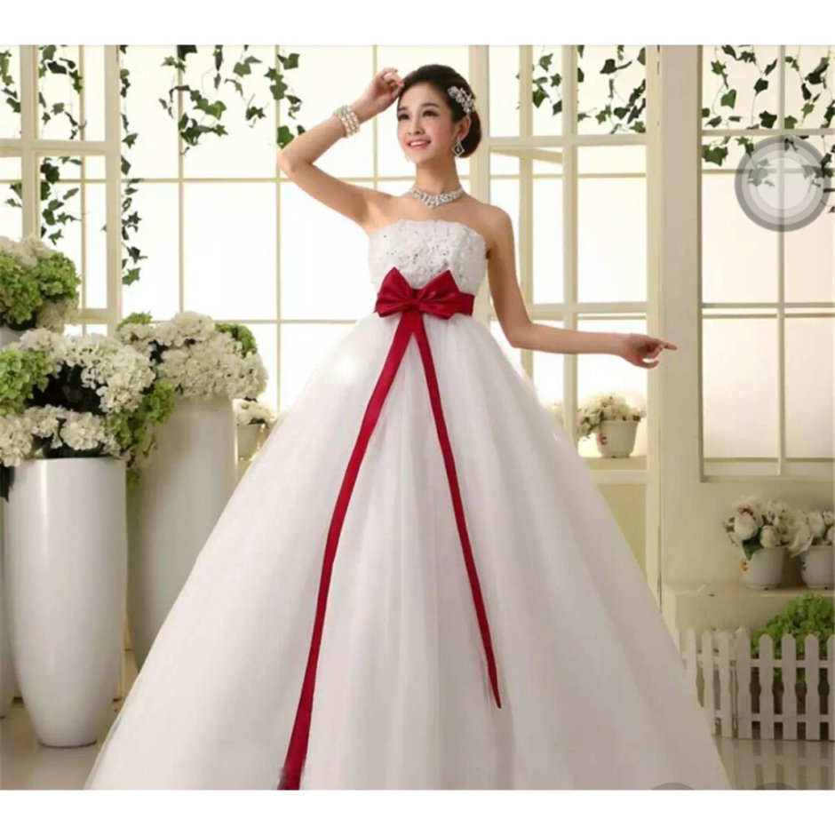 Белое платье с красным поясом