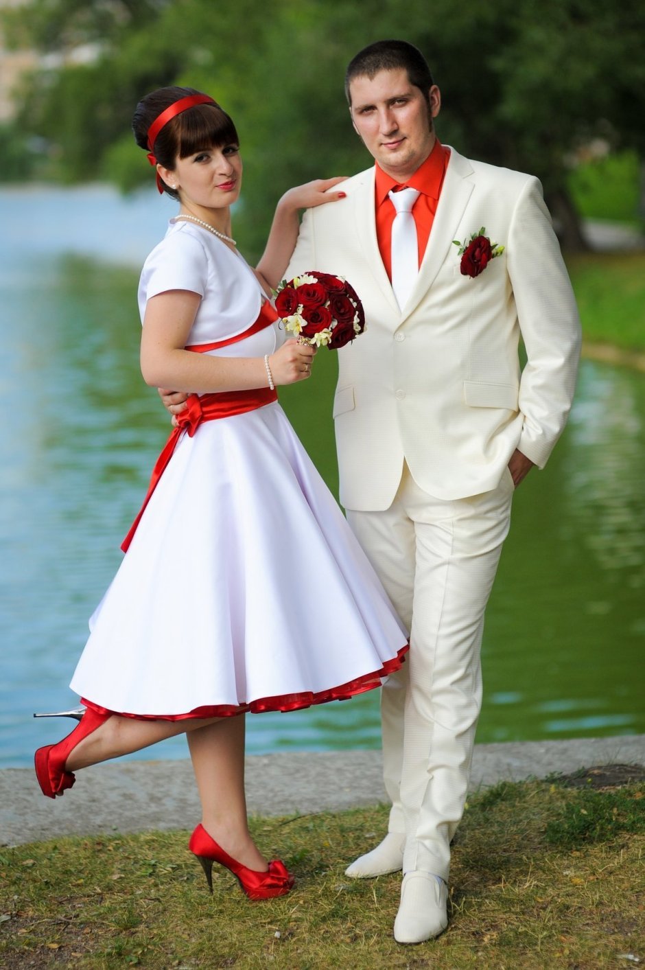 Белое платье с красными розами