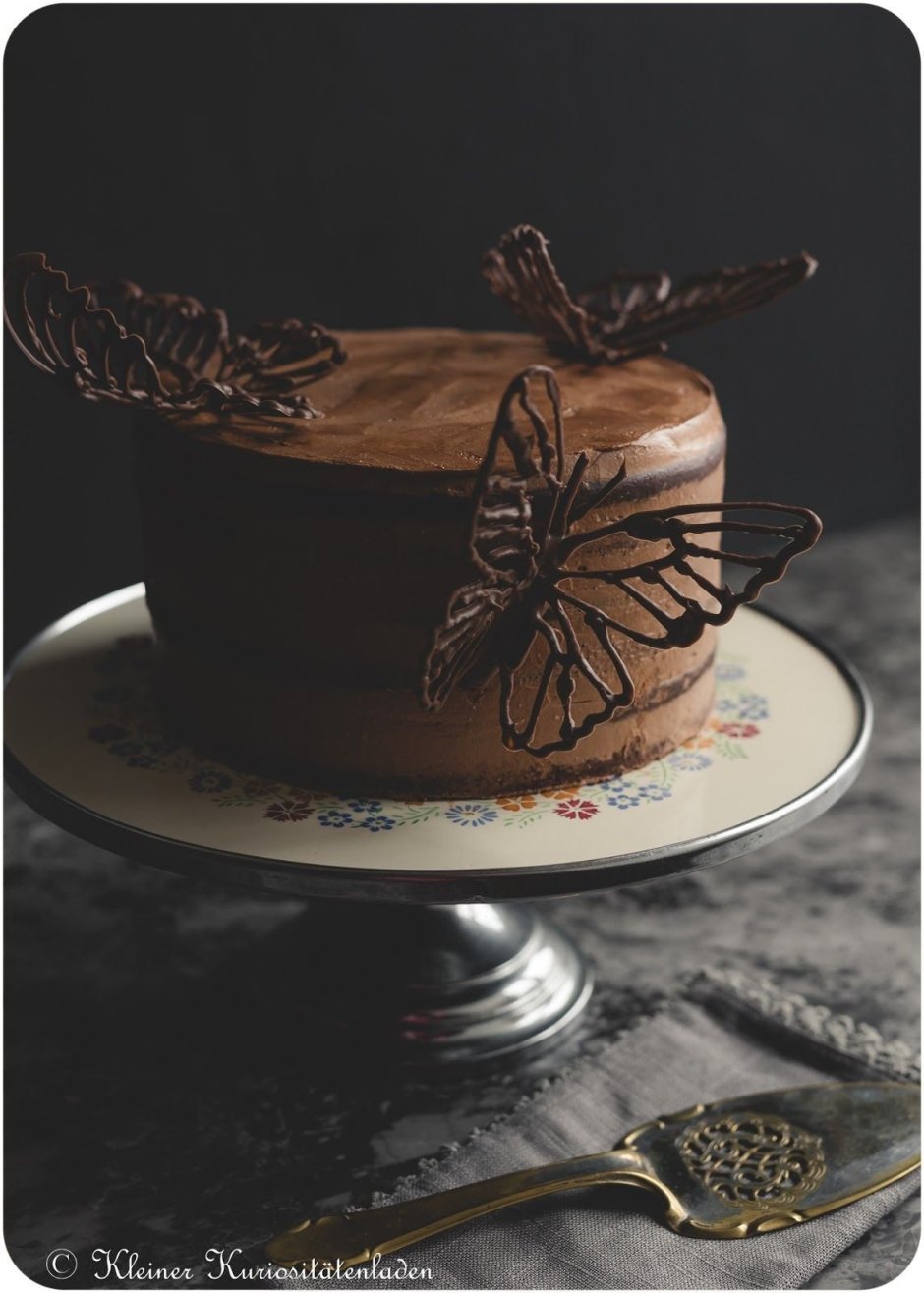 Украшение торта шоколадными бабочками