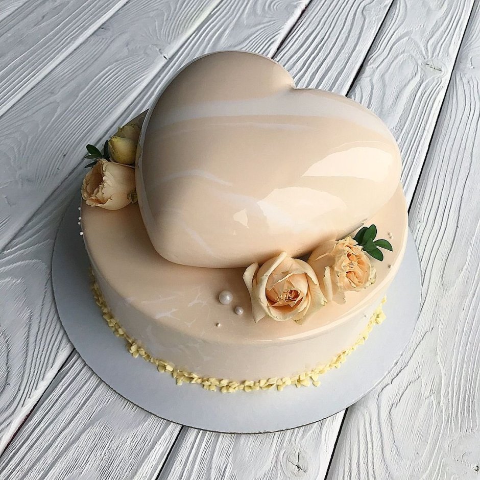 Одноярусный свадебный торт в виде сердца