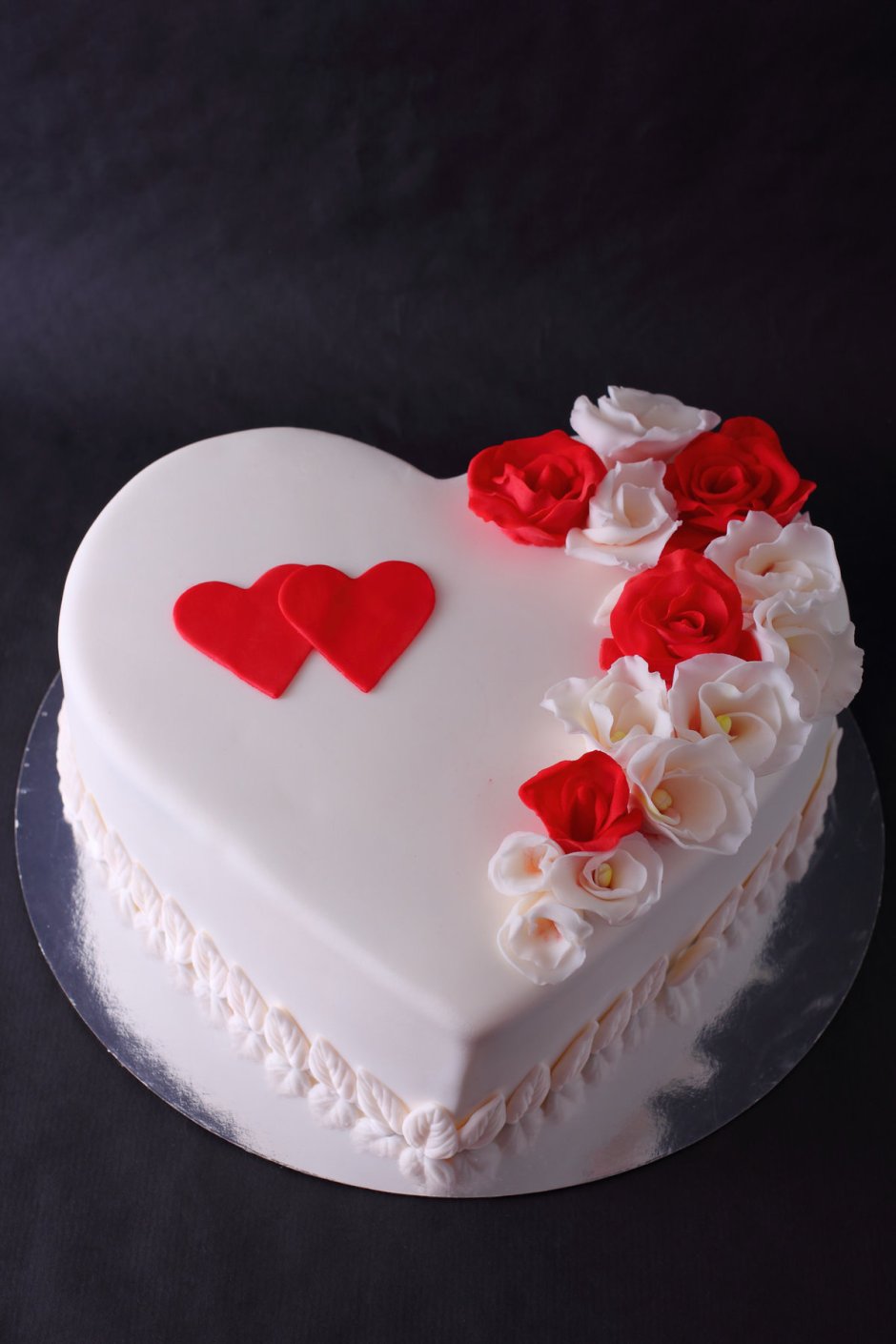Торт в виде двух сердец