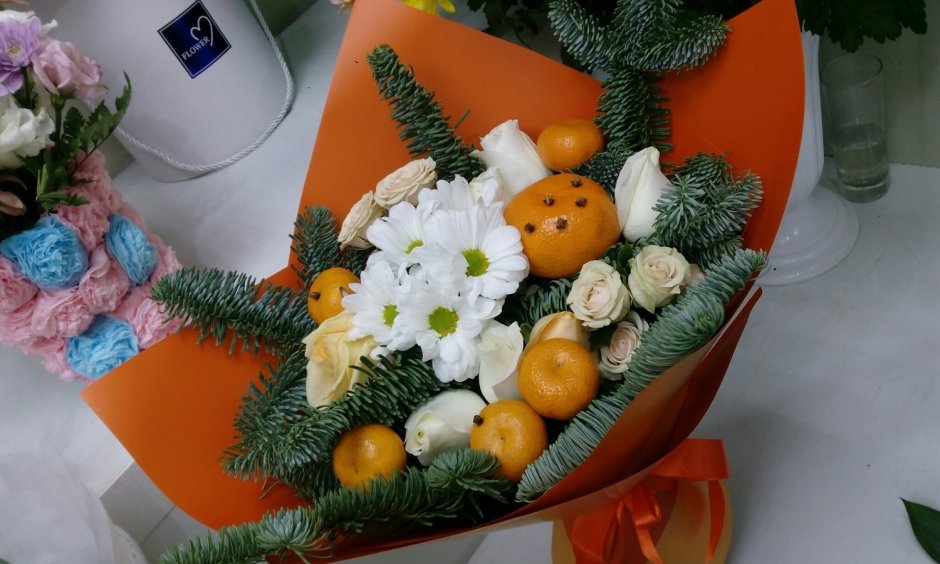 Букет из Нобилис с мандаринами новогодний
