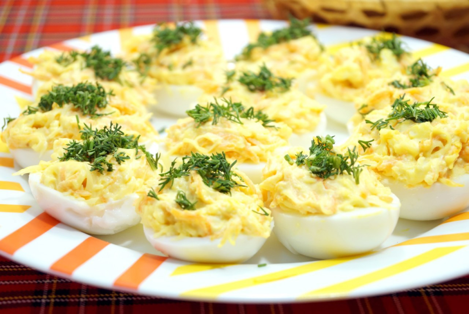 Яйца фаршированные сыром и чесноком