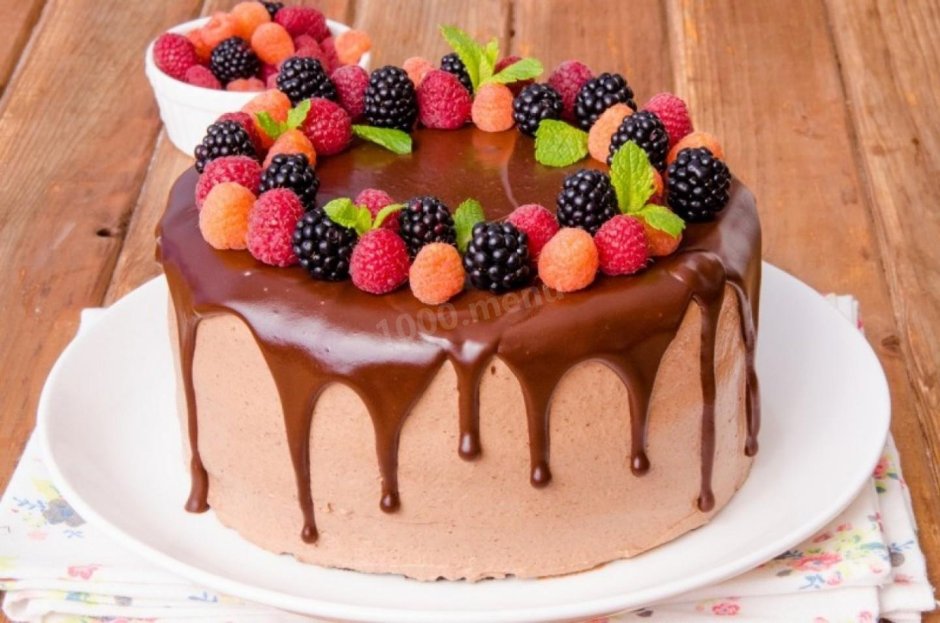 Торт с шоколадным бисквитом и ягодами