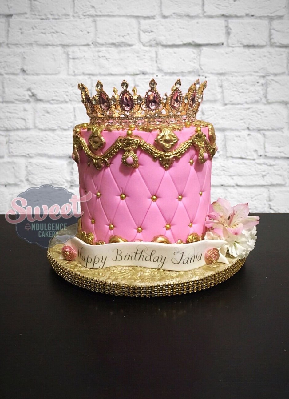Торт с короной и цветами