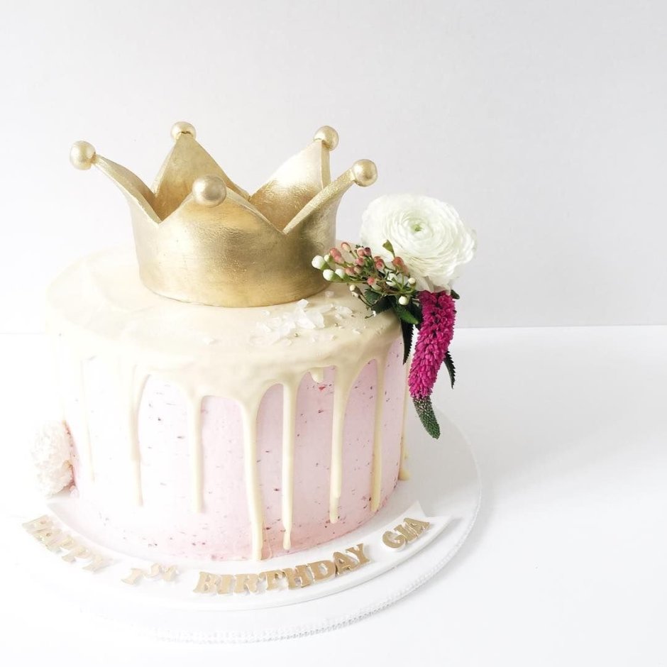 Бело розовый торт с короной