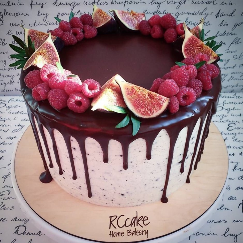 Торт Сникерс декор с ягодами