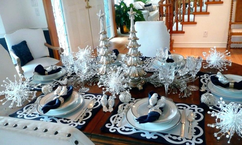 Новогодний декор стола в серебре