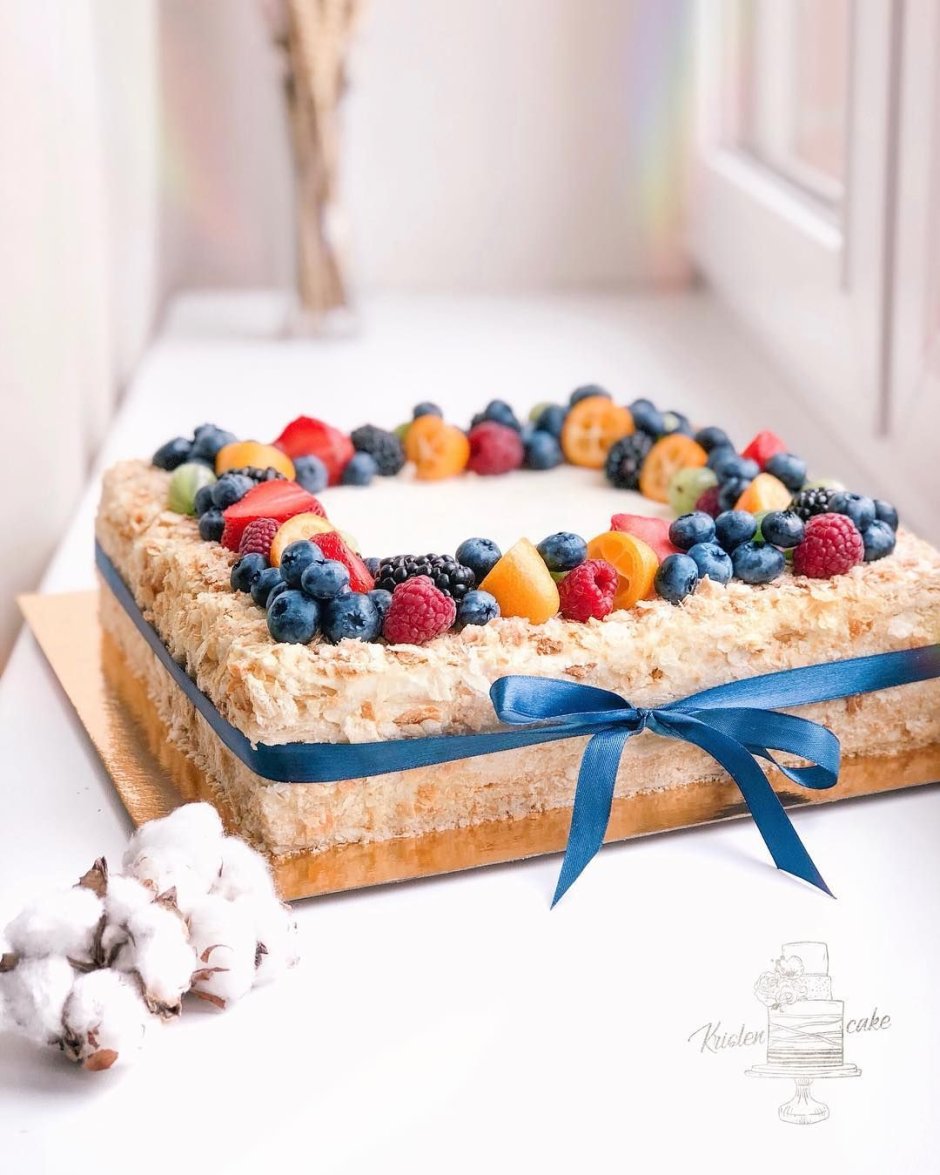 Прямоугольный торт украшенный ягодами