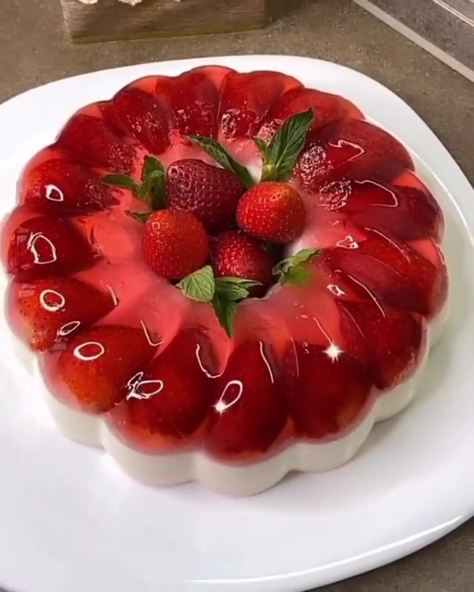 Сметанный торт с фруктами без выпечки