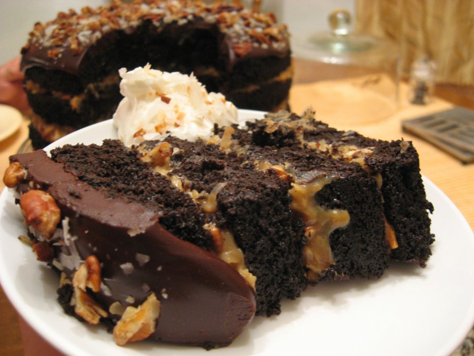 Многослойный шоколадный торт