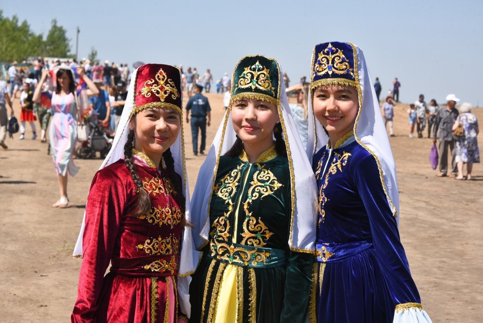 Татары в национальных костюмах вектор