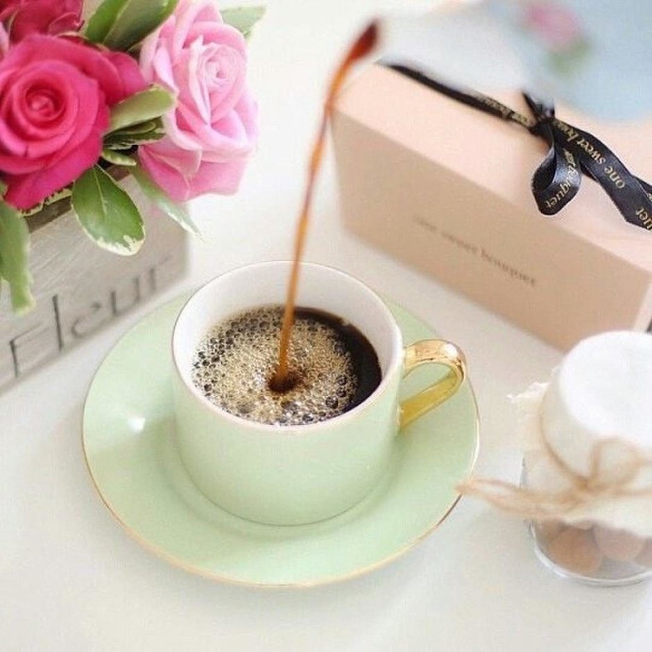 Чашечка кофе и цветы доброе утро