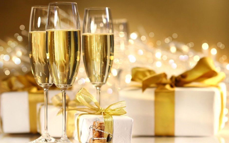 Новогодний стол с шампанским