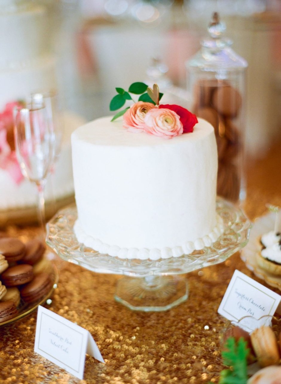 Высокий одноярусный свадебный торт