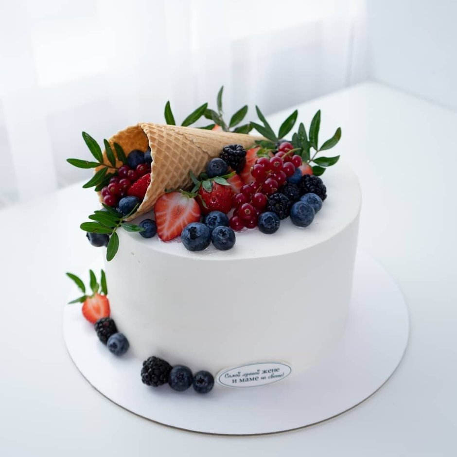 Декор торта ежевикой и голубикой